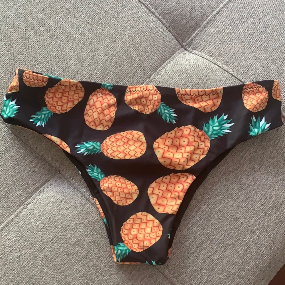 NWOT Pineapple women’s bikini bottoms. Size small